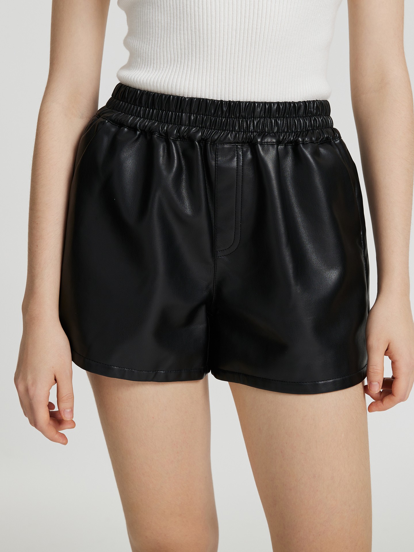 Short outlet tipo piel