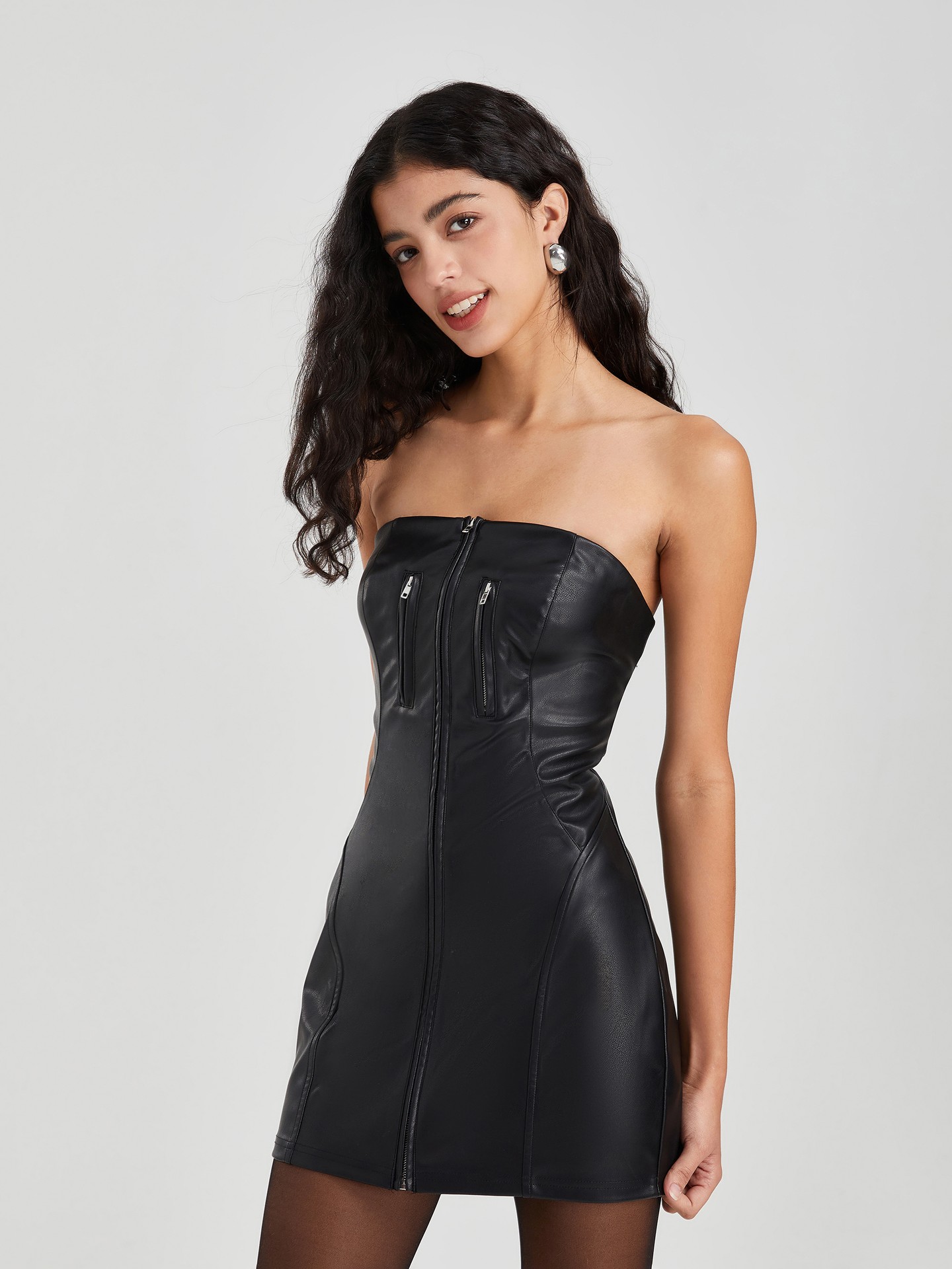 Vestido negro strapless online corto